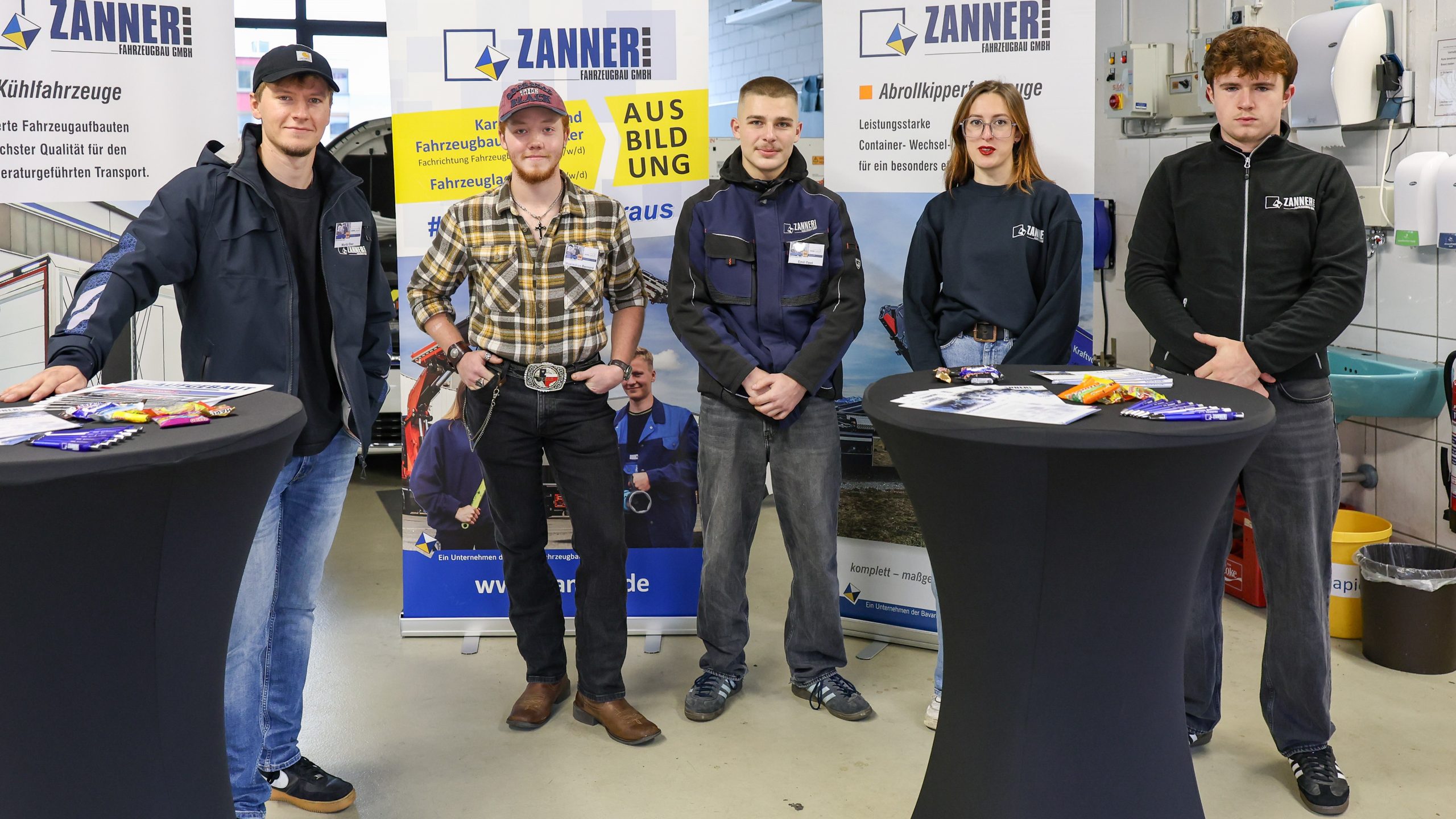 Das Team eines Metallbaubetriebs posiert für ein Gruppenfoto.