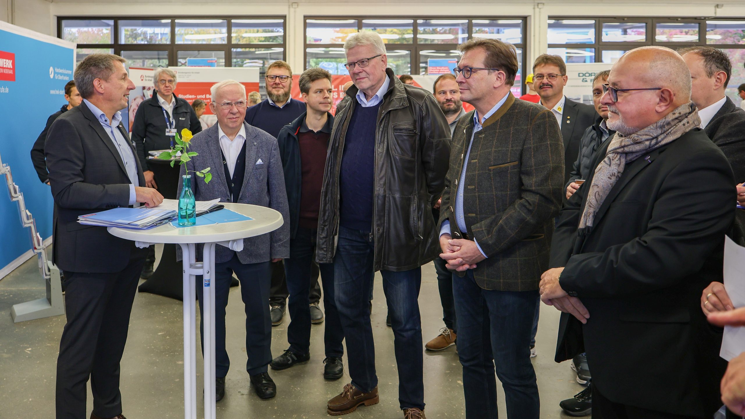 Die Ehrengäste auf der Berufsmesse hören HWK -Geschäftsführer Rainer Beck zu.