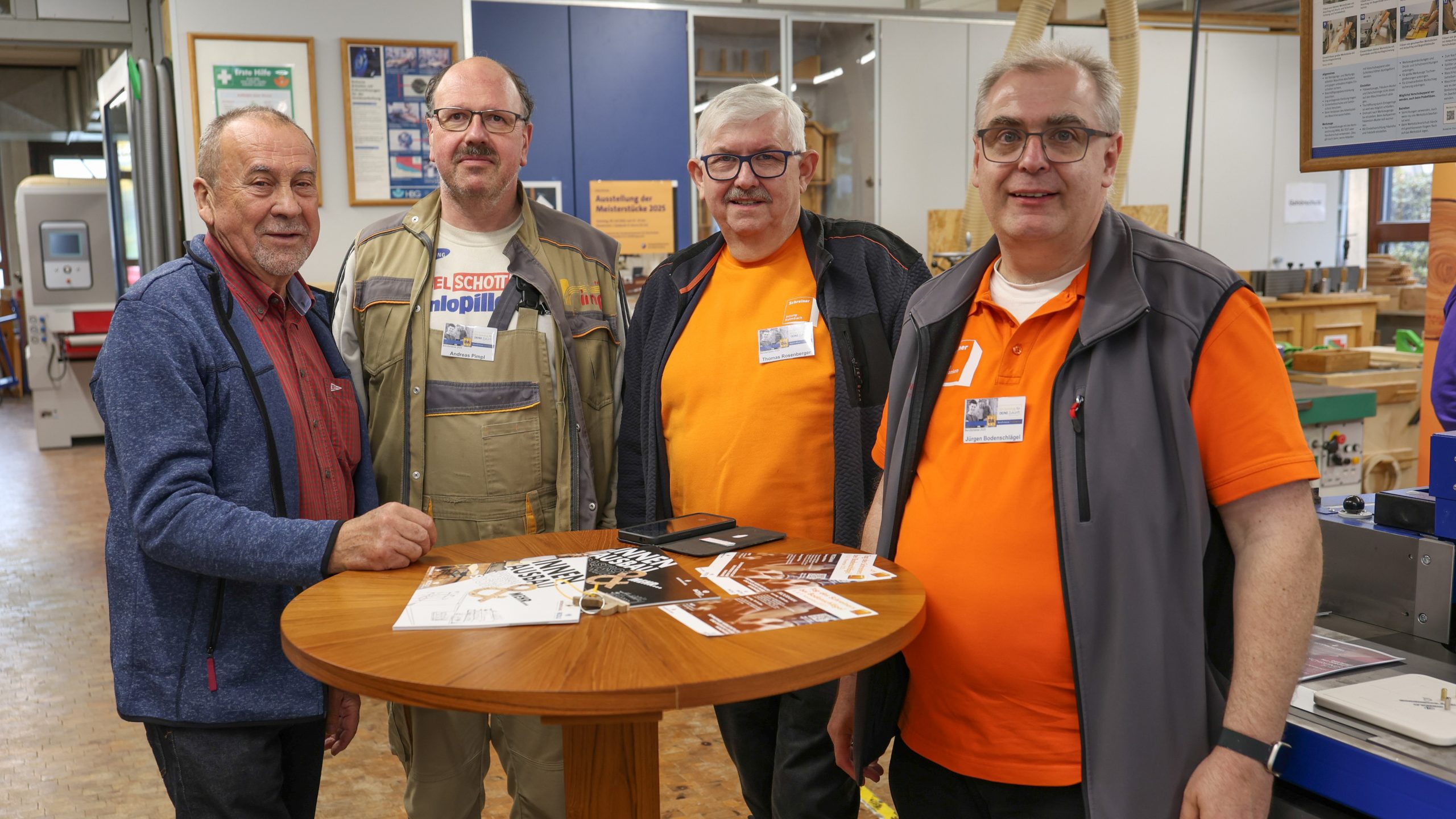 Das Team eines Zimmererbetriebes posiert für ein Gruppenbild.