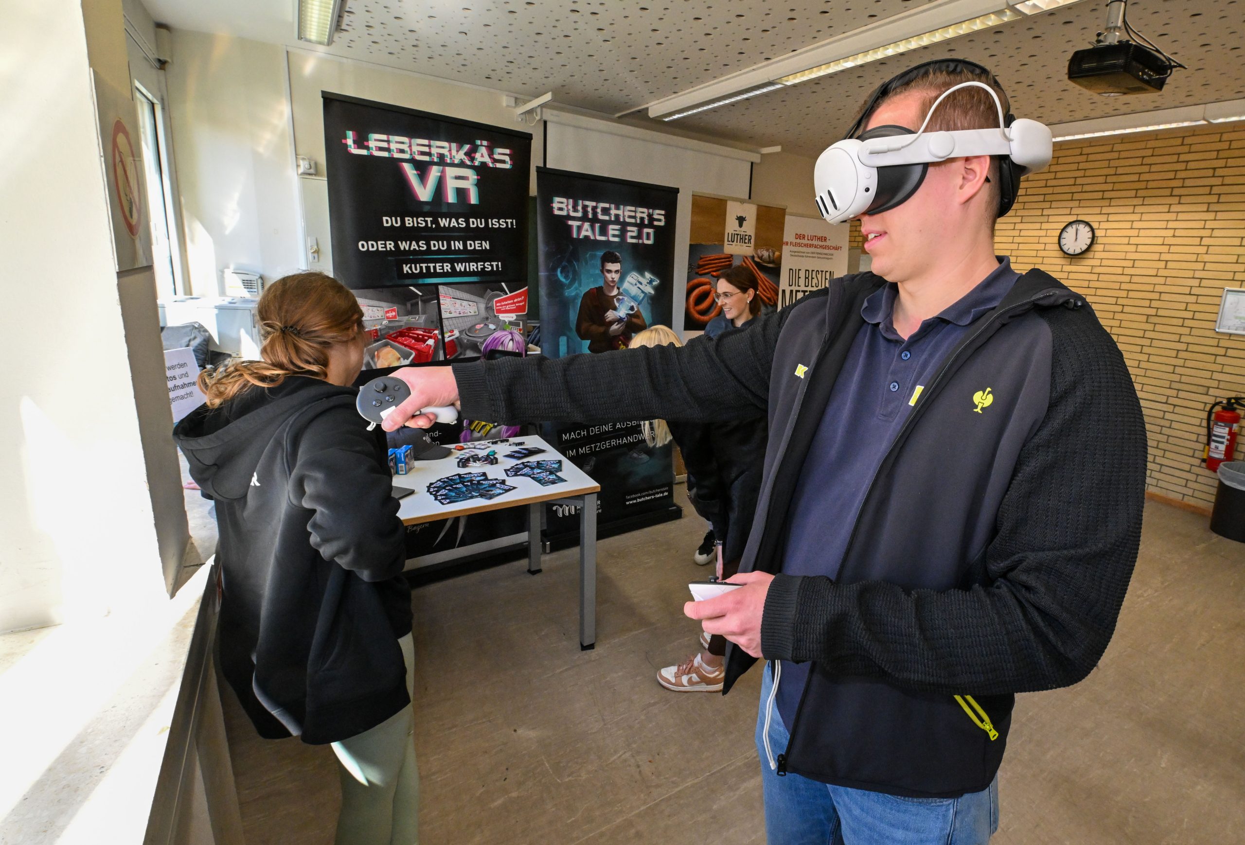 Ein Mann trägt eine VR-Brille und versucht sich beim Leberkäs VR.